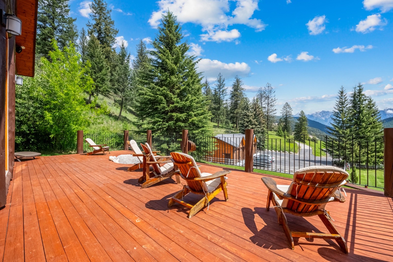 The outdoor deck and mountain view